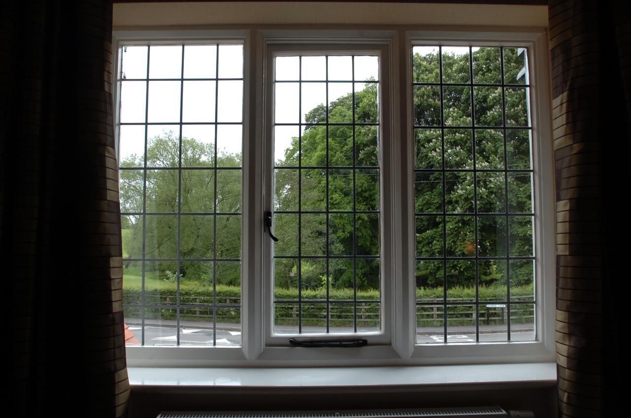 熊爪酒店 沃明翰 外观 照片 A window with leaded glass